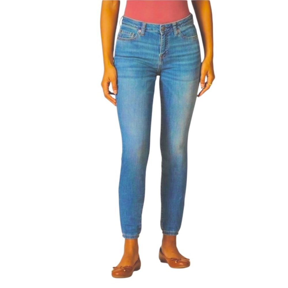 Amazon Essentials Women's Mid Rise Curvy Skinny Jeans